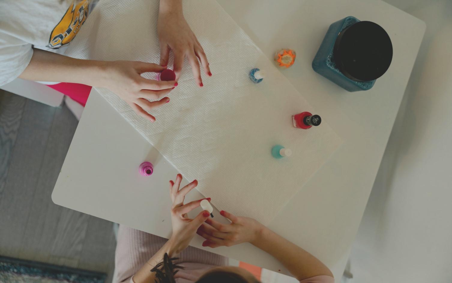 Tecniche professionali di nail art e decorazione unghie